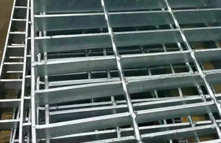 鍍鋅格柵板講述鋼格柵板可以用于養殖動物和植物以及水產品